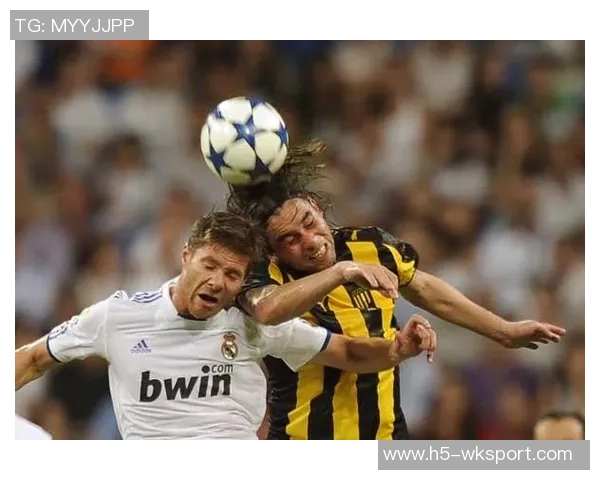 足球场上的心形庆祝瞬间传递爱与激情的完美结合